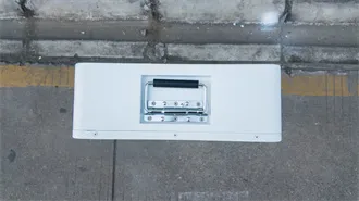 Uninterrupted power supply to solar container communication stations